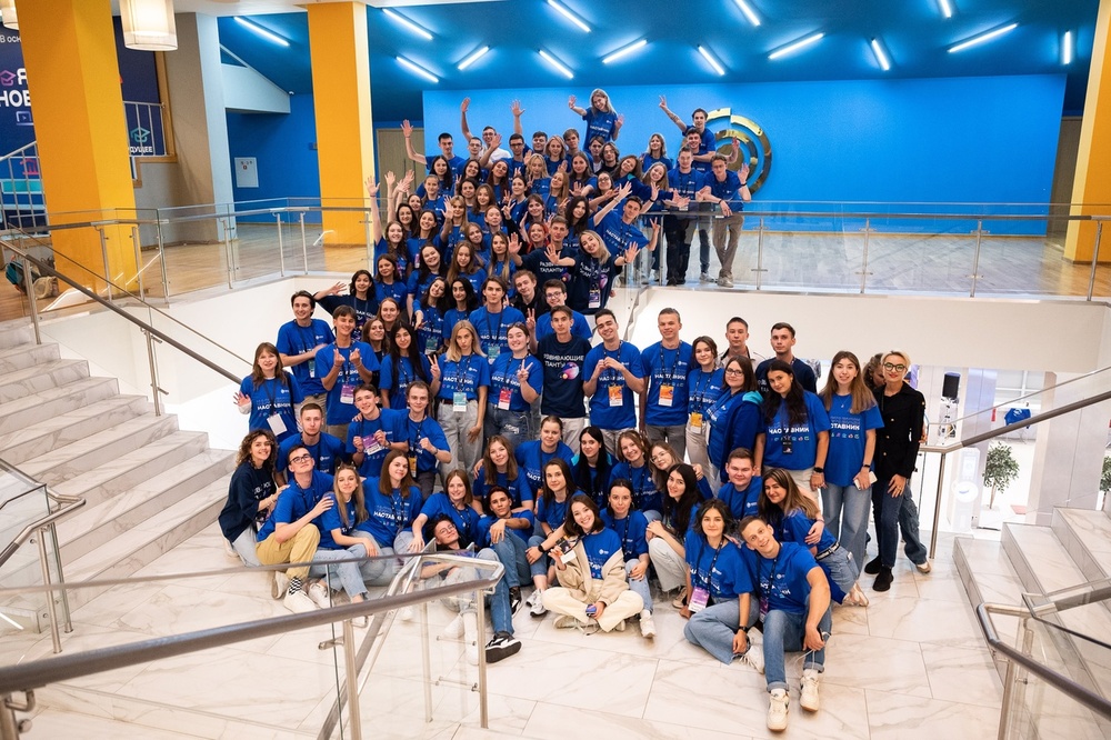 На фотографии участники обучающей программы для будущих наставников