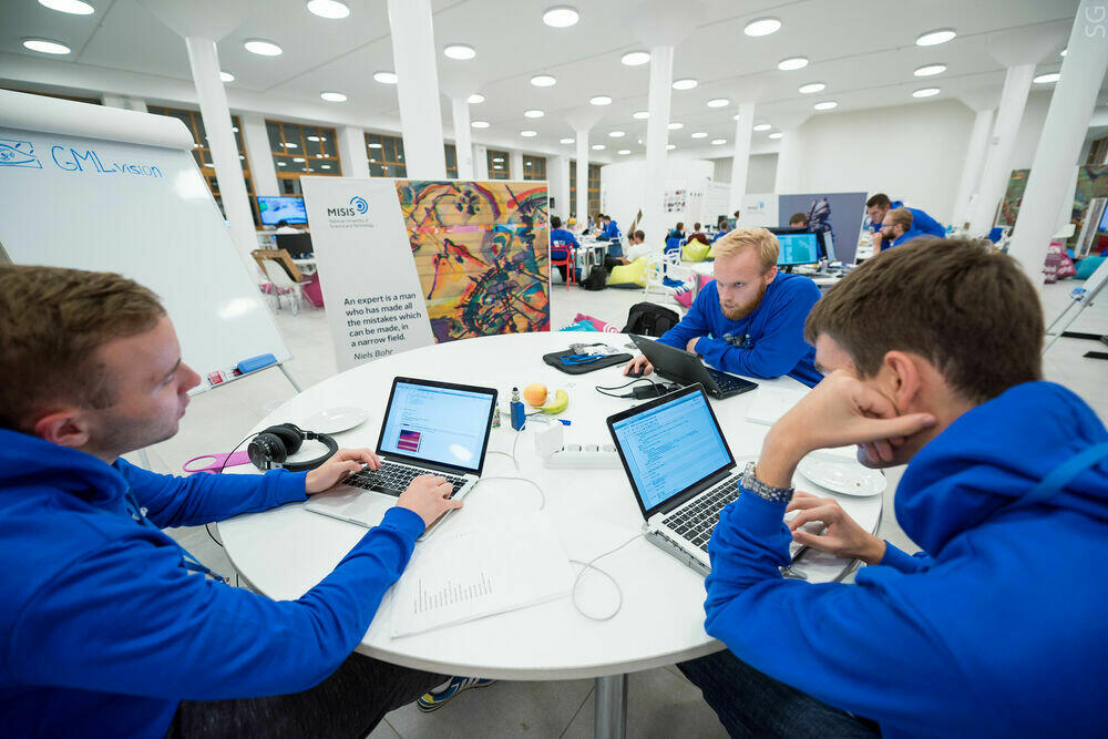 Студенты создают алгоритмы обработки данных, анализируют процессы, моделируют объекты и системы, разрабатывают сервисное ПО