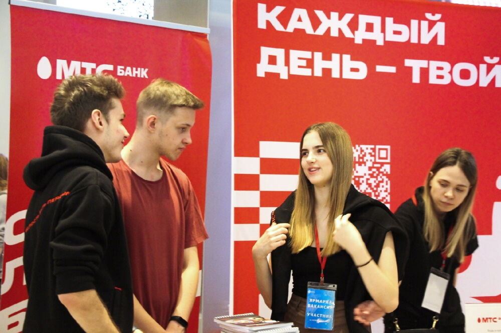 На фотографии члены Центра карьерного продвижения работают на Ярмарке карьеры