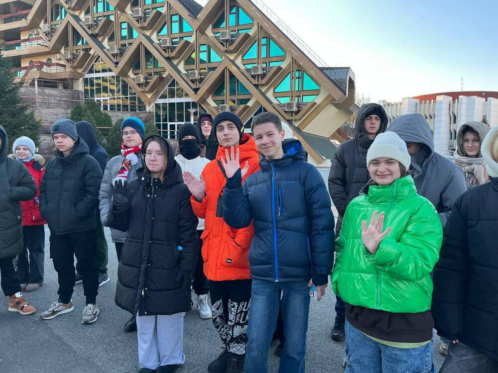 На изображении участники проектной смены Университета науки и технологий МИСИС «Школа инженерных решений»