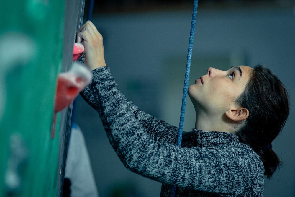 Фотография девушки на скалодроме