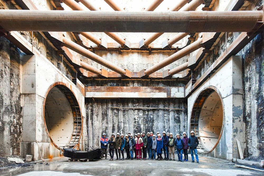 Все участники проекта могут одновременно работать с единой, актуальной моделью, что улучшает координацию и исключает ошибки из-за расхождений в данных