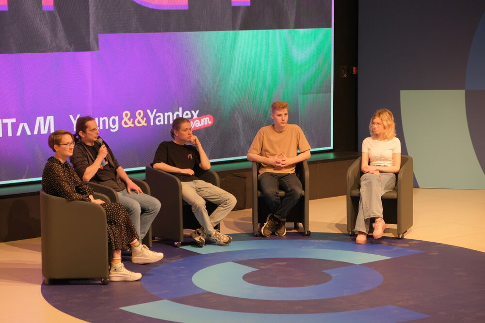 Фотография с конференции с участием представителей Яндекс