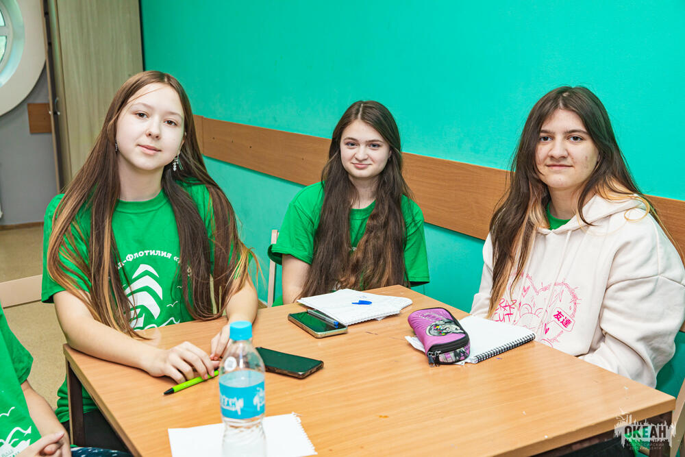 На изображении участники проектной смены Университета науки и технологий МИСИС «Школа инженерных решений»