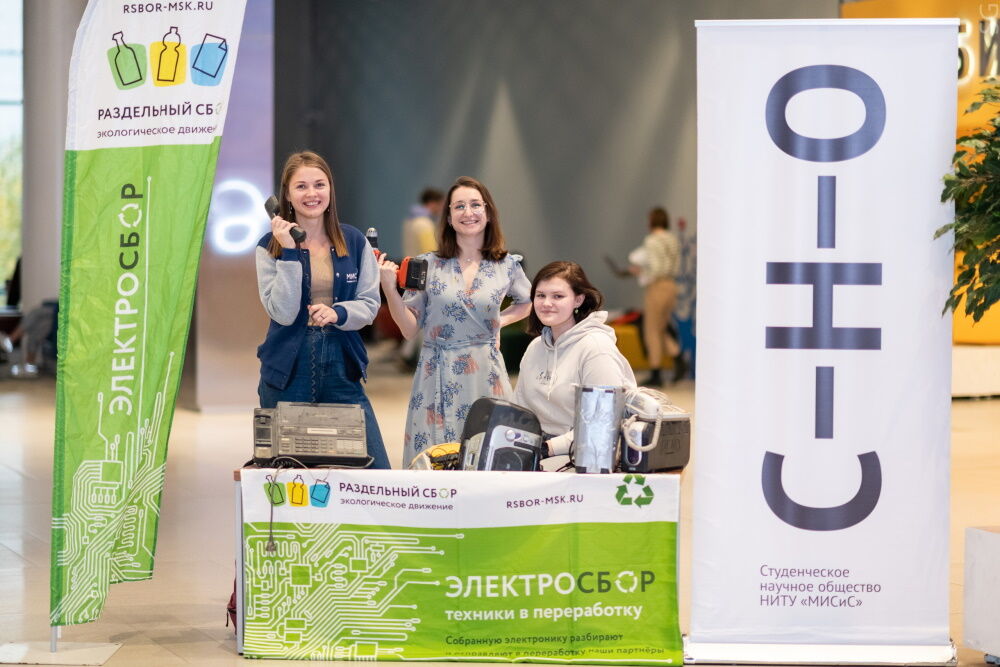 На фотографии девушки возле стенда экологической акции