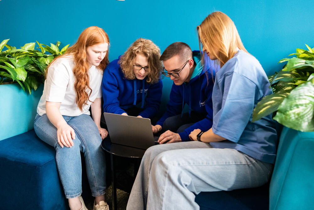 На изображении студенты НИТУ МИСИС с ноутбуком