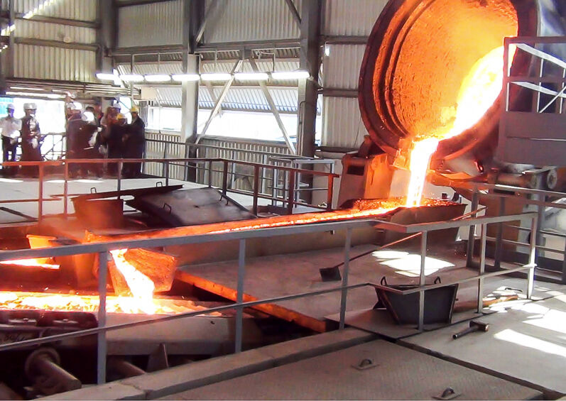 На изображении показан процесс разливки металла в рамках черной металлургии