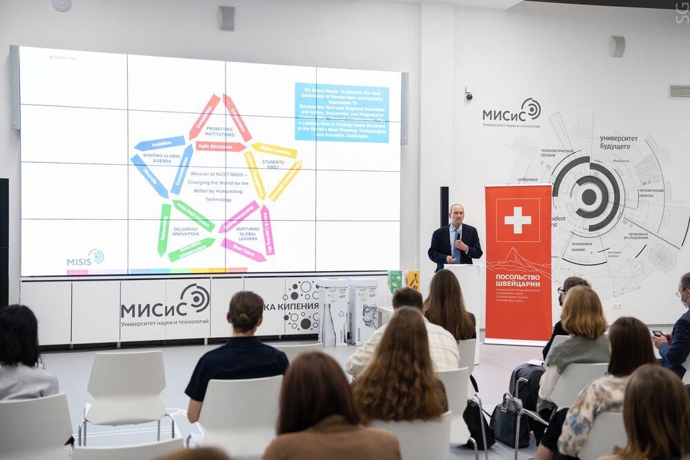 На фотографии участники экологической акции проходят обучение