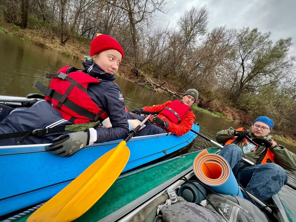 Фотография туристов во время сплава на байдарках