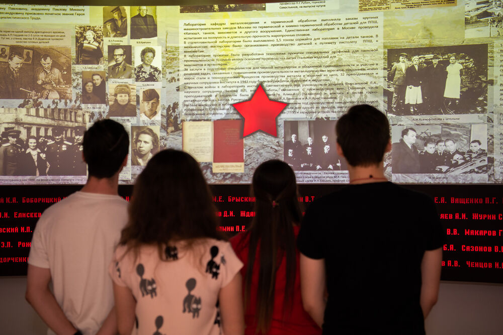 На изображении экспозиционный зал Музея МИСИС «Мемориал Великой отечественной войны»