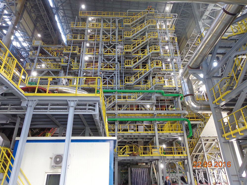 На изображении, показан интерьер промышленного объекта, например, цеха или фабрики.