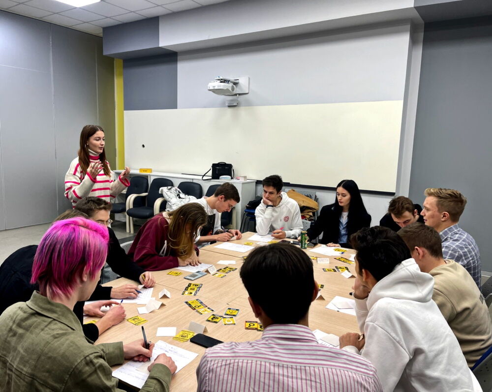 На фотографии члены Центра карьерного продвижения обсуждают идеи