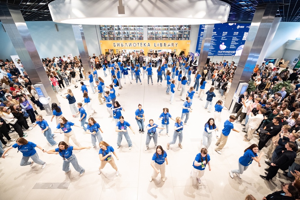 Наставники танцуют во время Адаптационного проекта для первокурсников Погружение