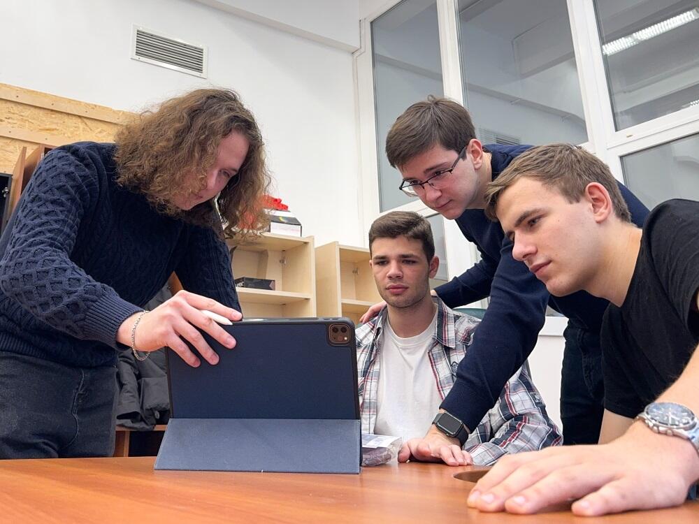На фотографии члены Студенческого объединения ЭкоЦех обсуждают задачу