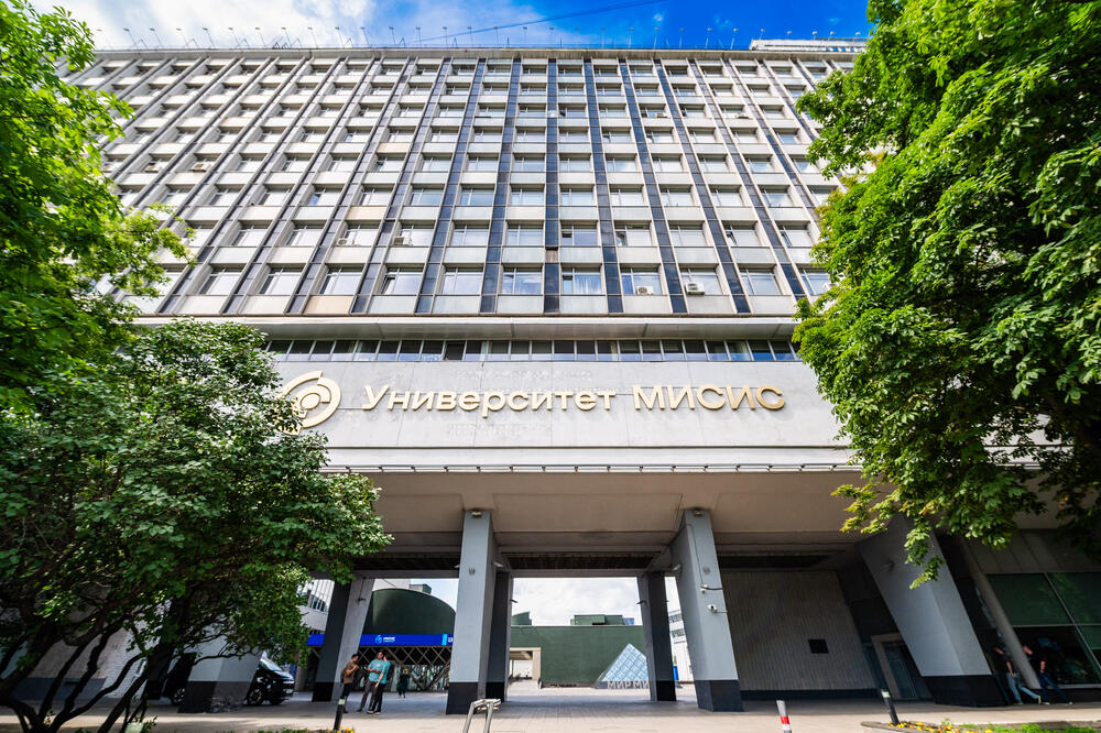 На фотографии здание Университета МИСИС