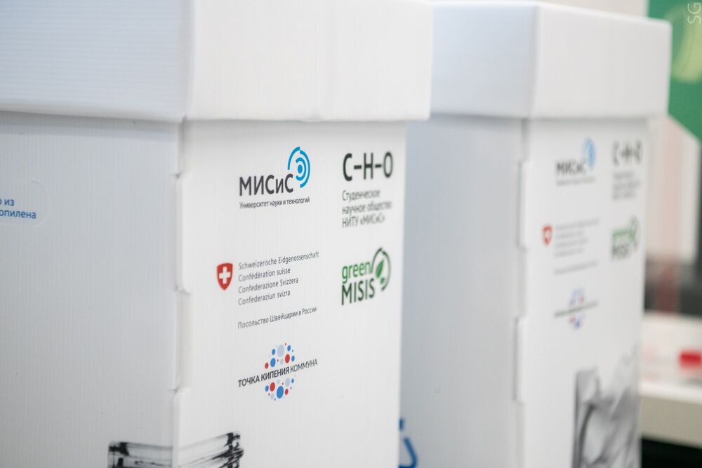 На фотографии коробки для раздельного мусора