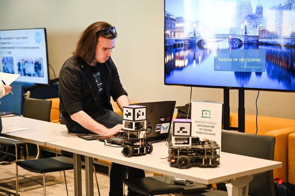 Фотография с выставки, организованной ITAM