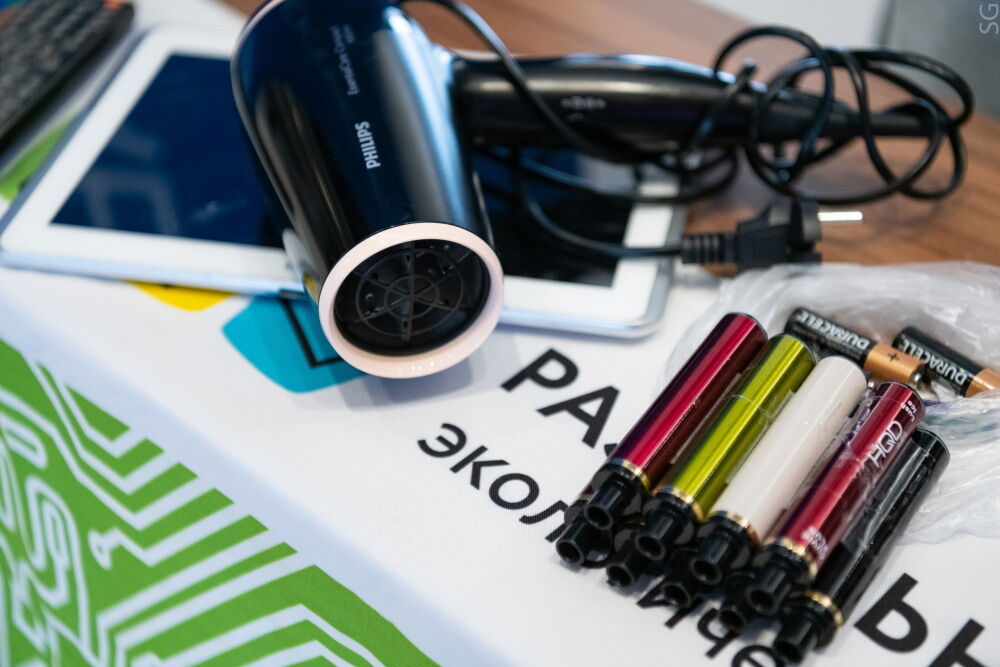 На фотографии вещи, собранные во время экологической акции