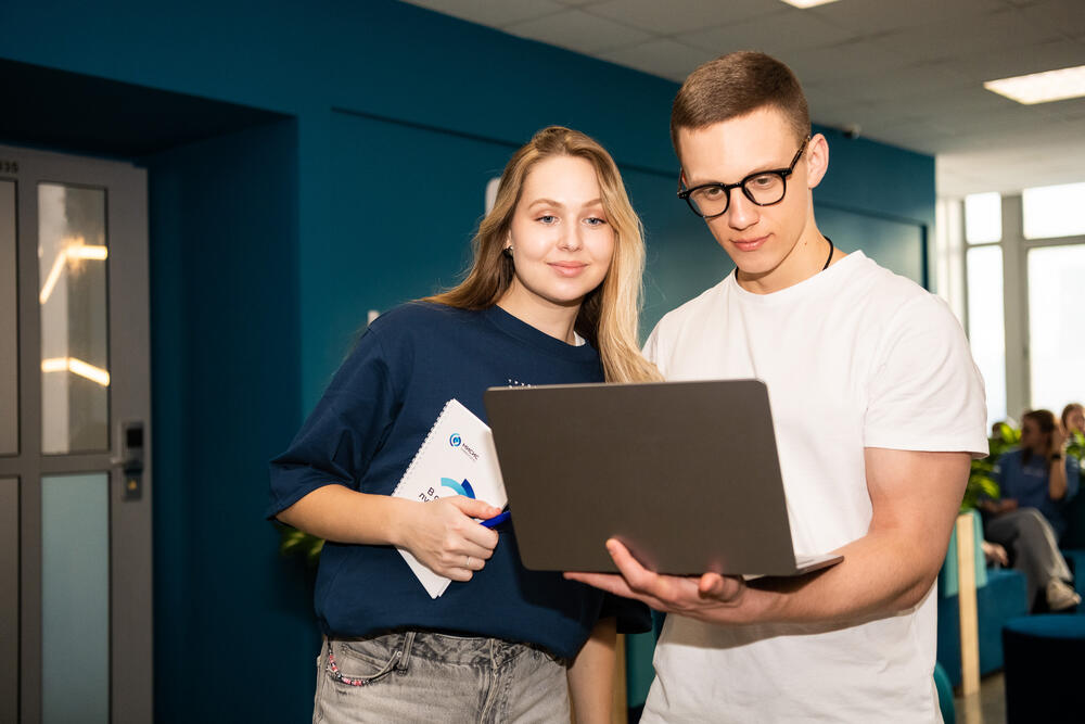 На изображении студенты НИТУ МИСИС с ноутбуком