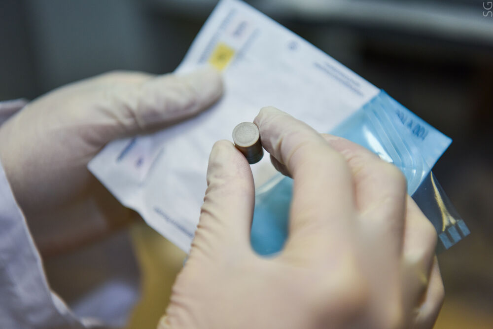 Обучаются работать с керамикой, конструкционными материалами, катализаторами...