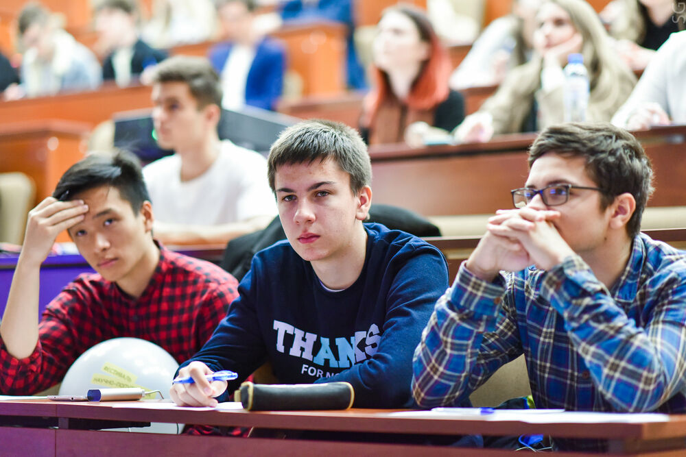 Обучающиеся знакомятся с основами финансового анализа и консалтинга