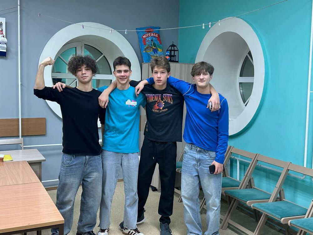 На изображении участники проектной смены Университета науки и технологий МИСИС «Школа инженерных решений»