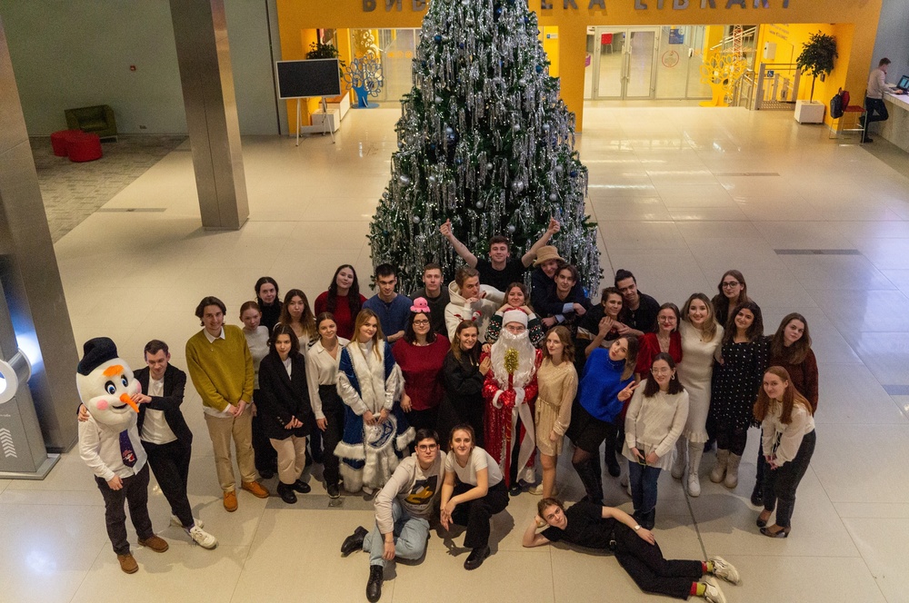 Студенческие наставники под новогодней елкой