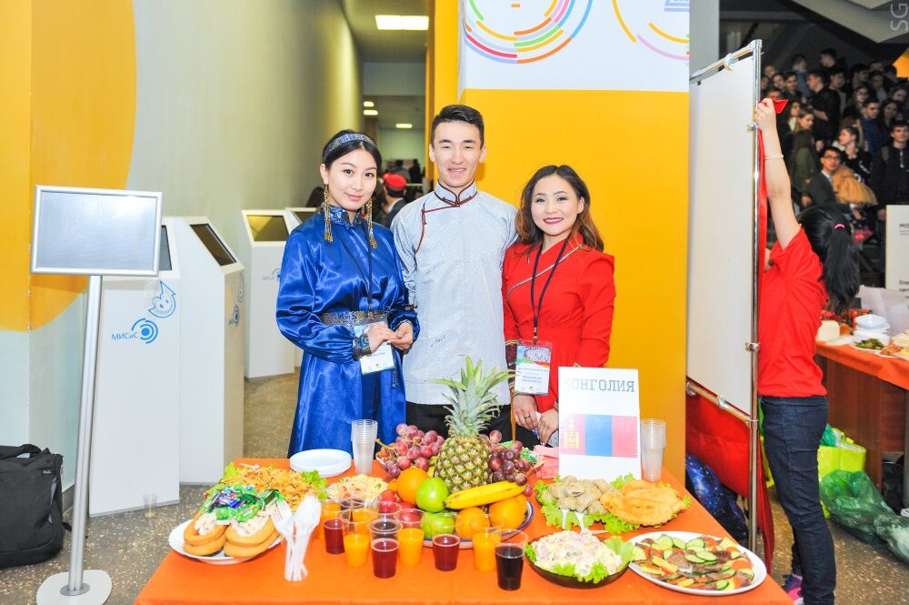 На фотографии гости на фестивале национальной культуры
