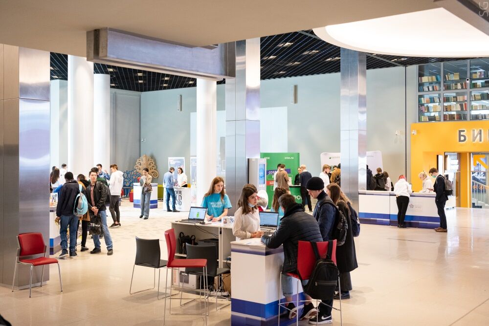 На фотографии гости ярмарки вакансий