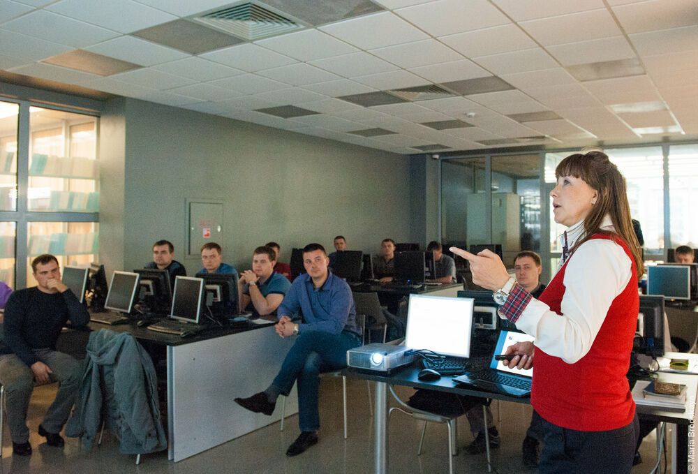 На фотографии группа слушателей Центра переподготовки и повышения квалификации и преподаватель