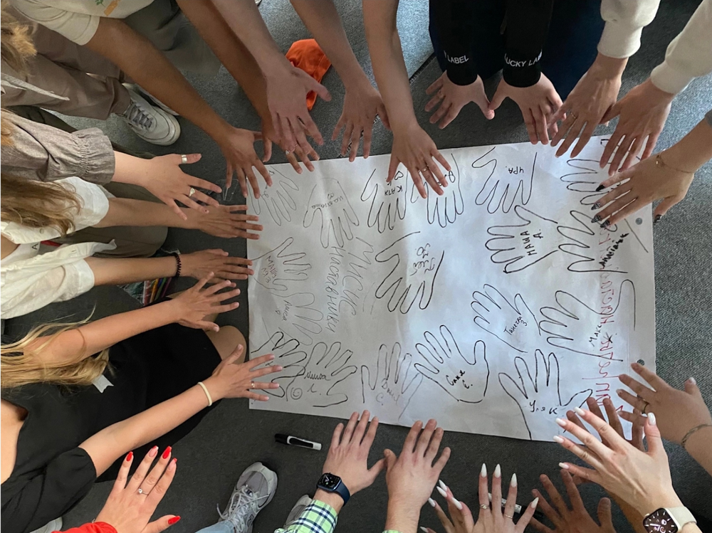 На изображении студенческие наставники на празднике «Погружение-2025»