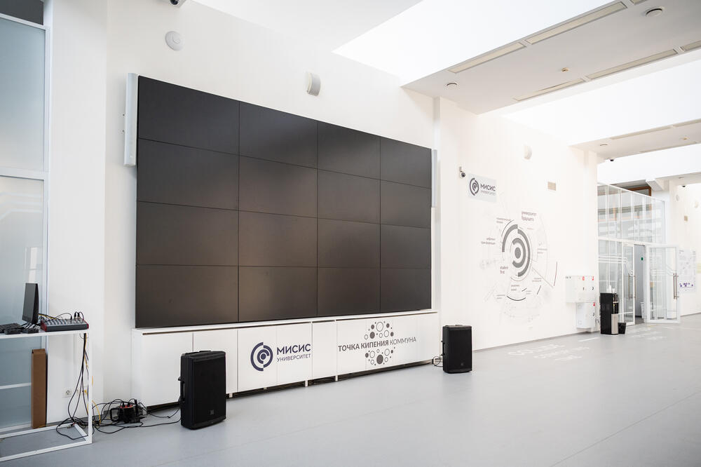 На фотографии помещение для занятий в Точке кипения — Коммуне