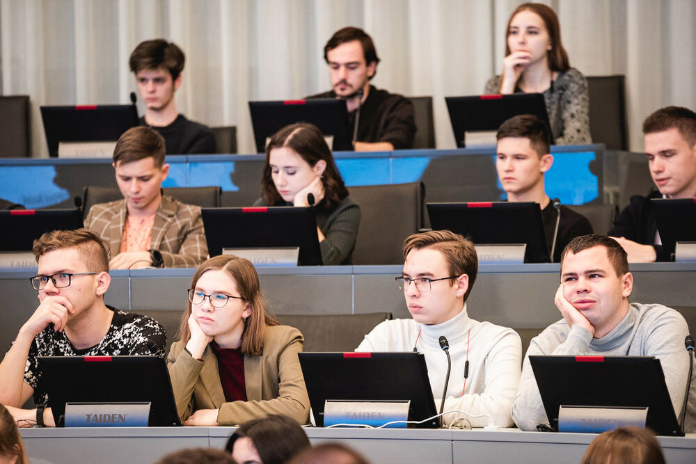 На фотографии студенты на заседании Открытого ректората