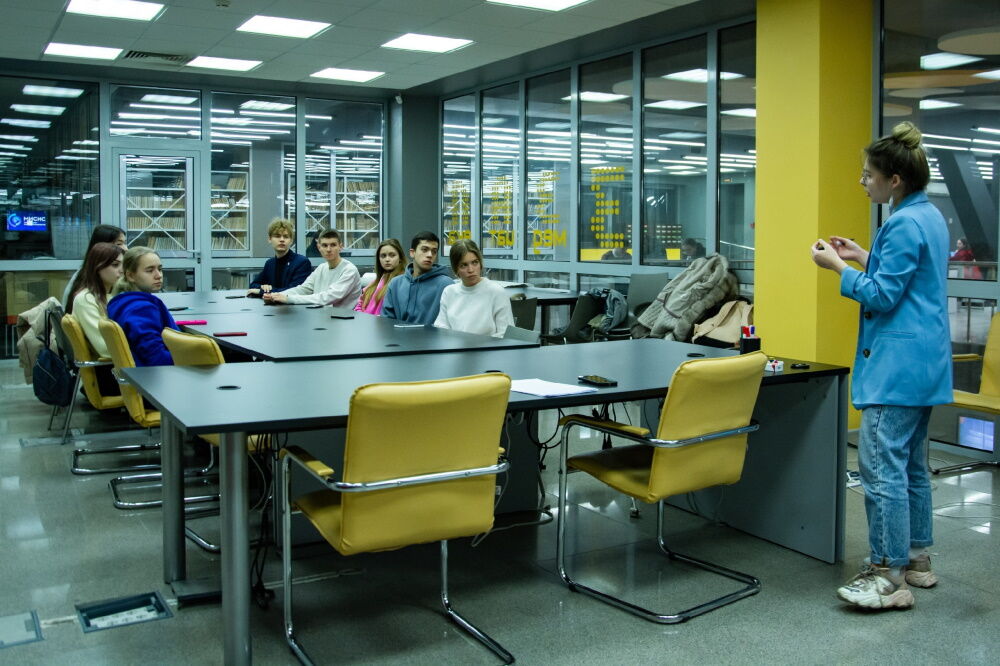 На фотографии члены Центра карьерного продвижения на занятиях