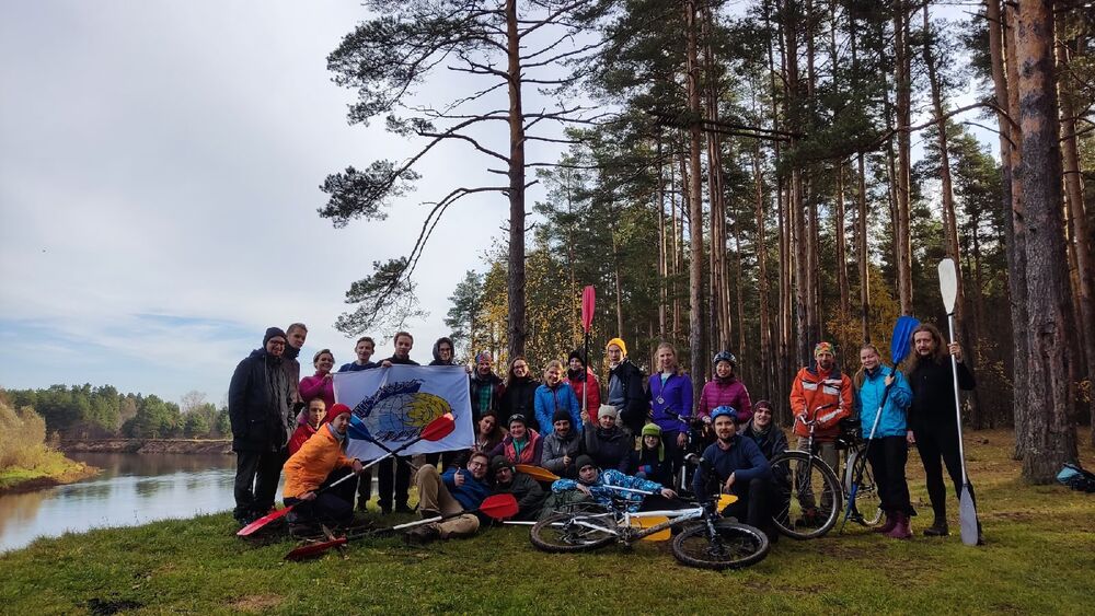 Групповая фотография туристов во время велосипедного пробега осенью
