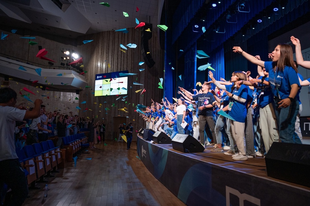 Наставники приветствуют первокурсников во время Адаптационного проекта для первокурсников Погружение