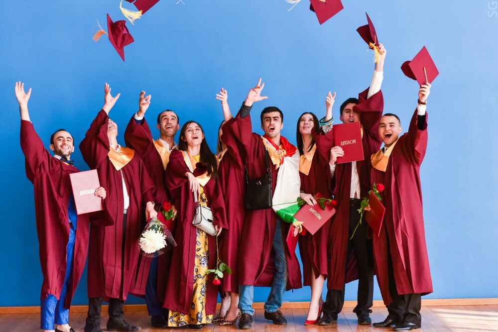 На фотографии группа выпускников Университета МИСИС подбрасывает шапочки