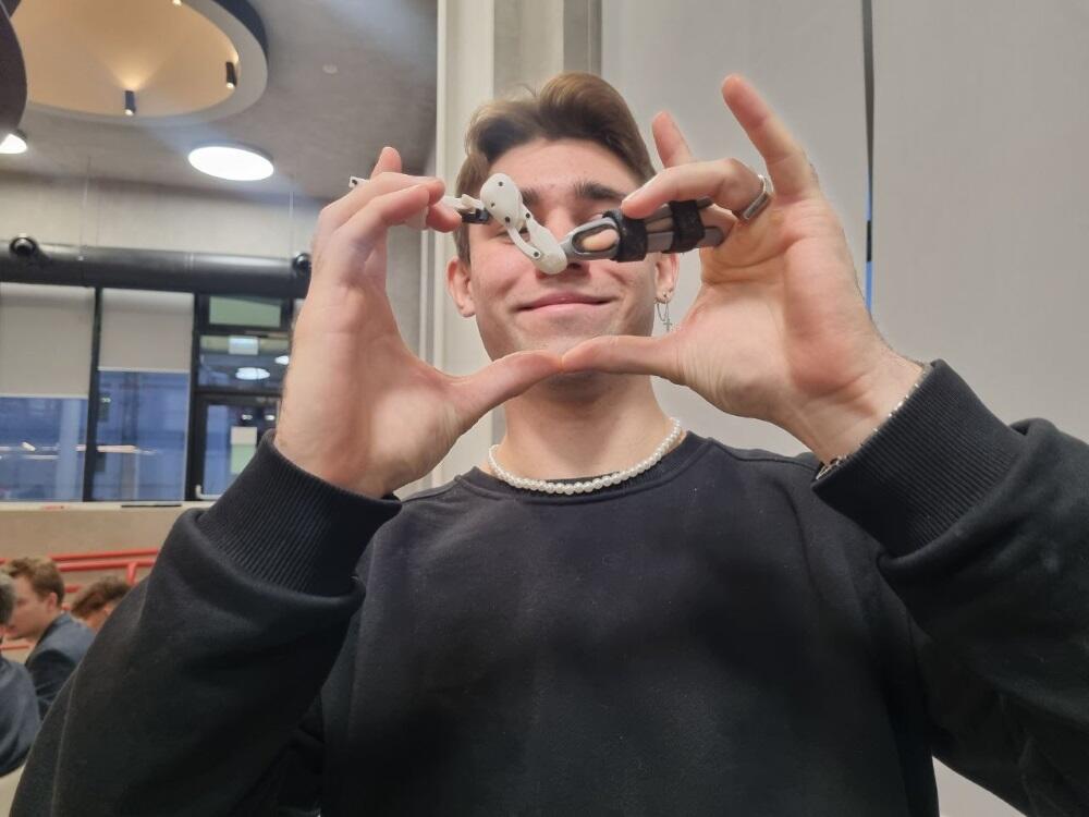 На фотографии член Студенческого объединения ЭкоЦех выступают с презентацией новой разработки