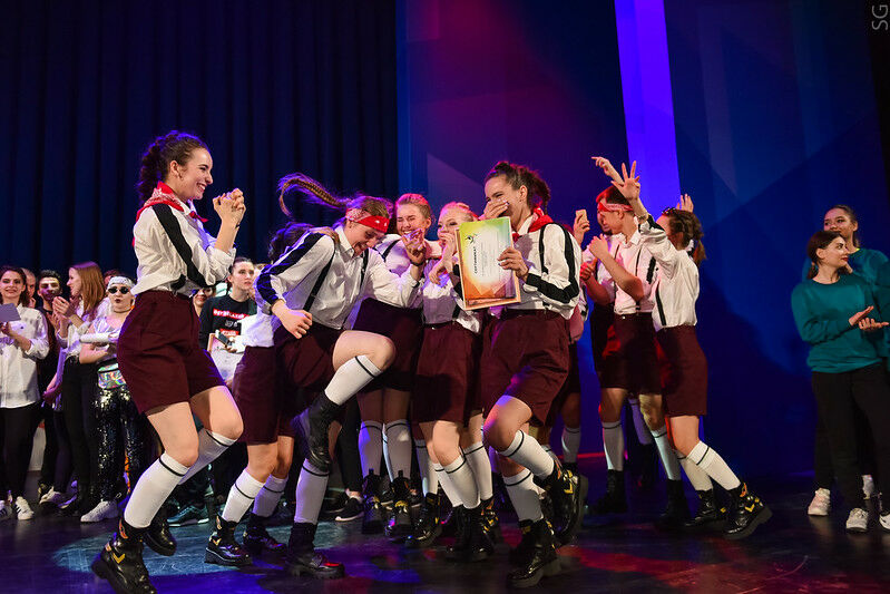 Студенты радуются победе на танцевальном конкурсе