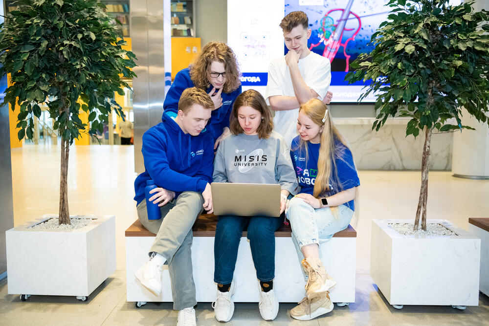 На изображении студенты НИТУ МИСИС с ноутбуком