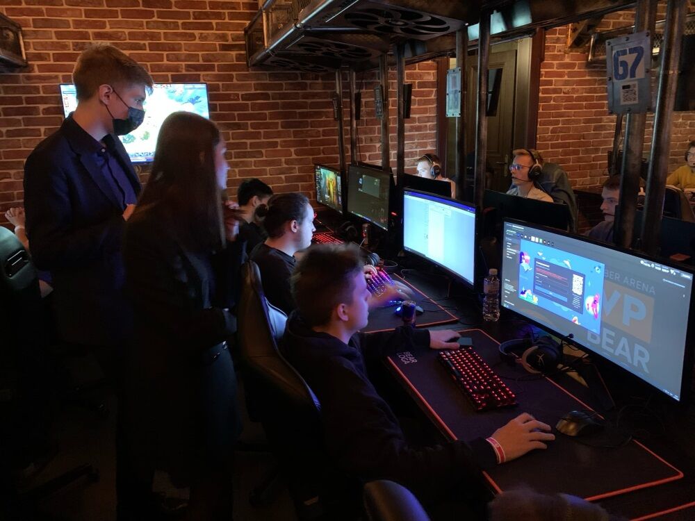 Фотография студентов, играющих во время киберспортивных соревнований