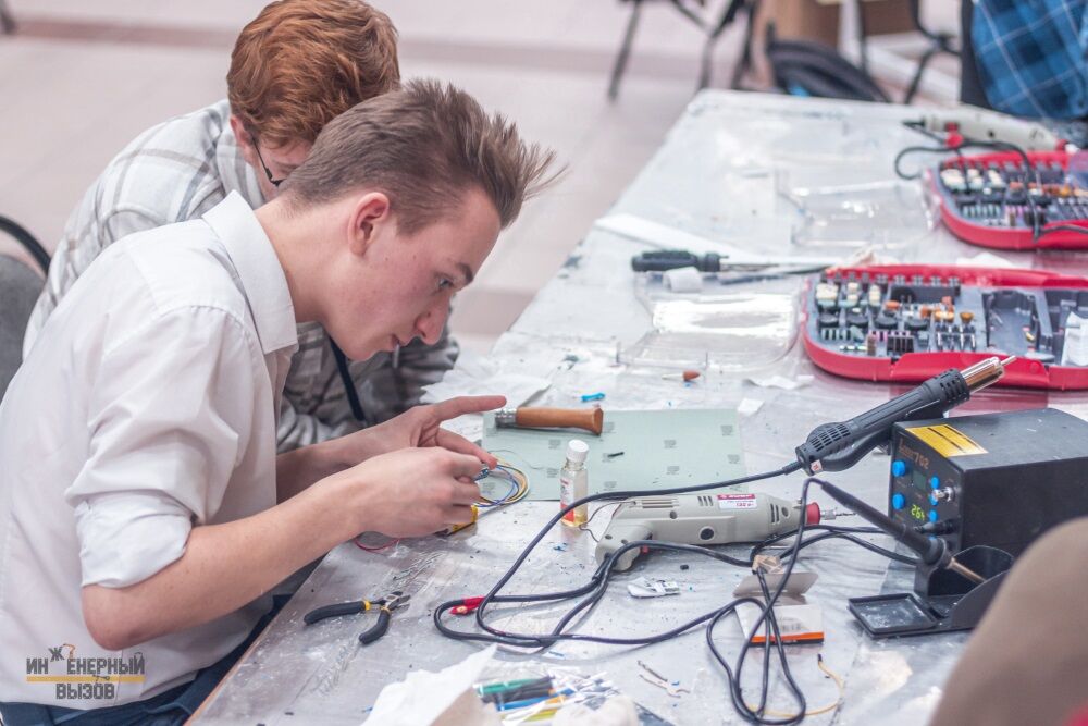 На фотографии члены Клуба проектных инициатив во время кейс-чемпионата