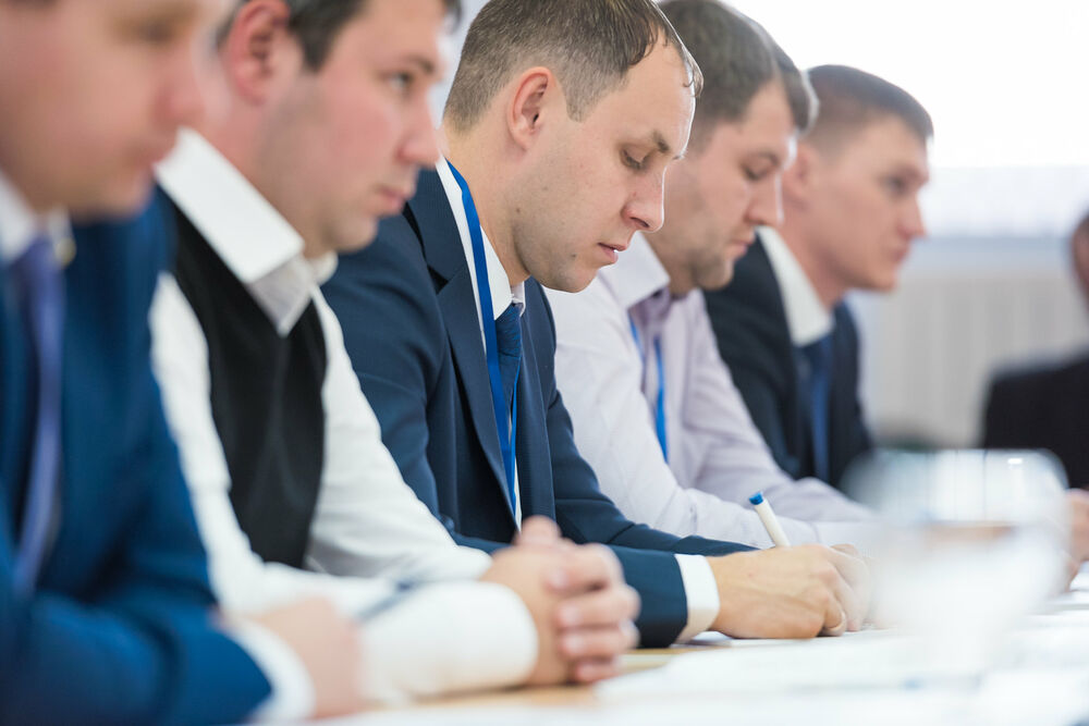 На фотографии группа слушателей Центра переподготовки и повышения квалификаци занимаются