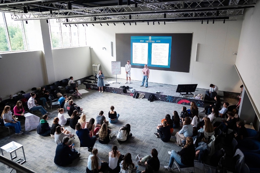 На фотографии участники обучающей программы для будущих наставников слушают лектора