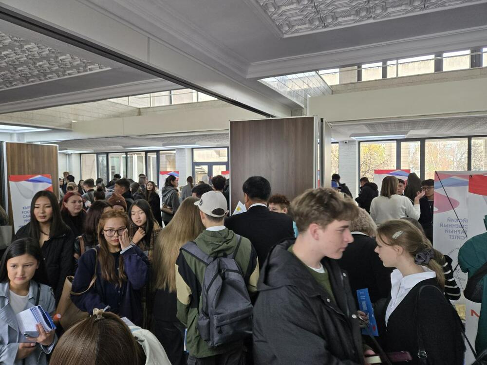 На изображении гости и участники 17-ой выставки российских образовательных организаций «Образование в России — 2026/27»