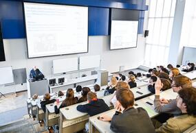 Преподаватели НИТУ МИСИС со студентами