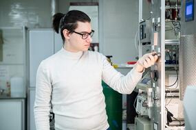 Сотрудник лаборатории нанохимии и экологии НИТУ МИСИС Кирилл Береснев.