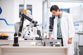 Ученый НИТУ МИСИС за работой