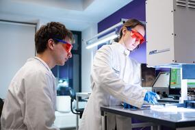 Ученые НИТУ МИСИС за работой