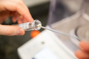 Учёный держит в руках колбу с антимикробным составом